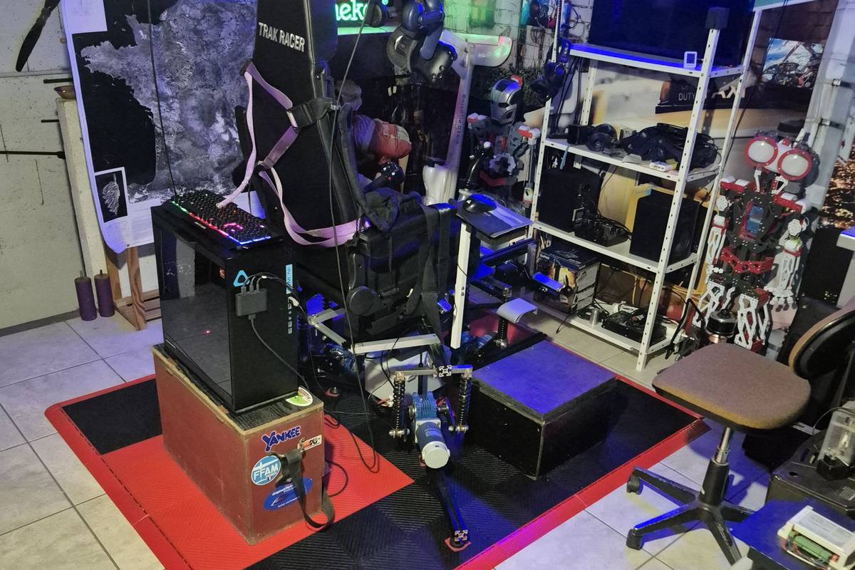 Simulateur de vol hélicoptère HélicoSimu à Versonnex (Haute-Savoie), vue d’ensemble du poste sur son plateau rouge et noir