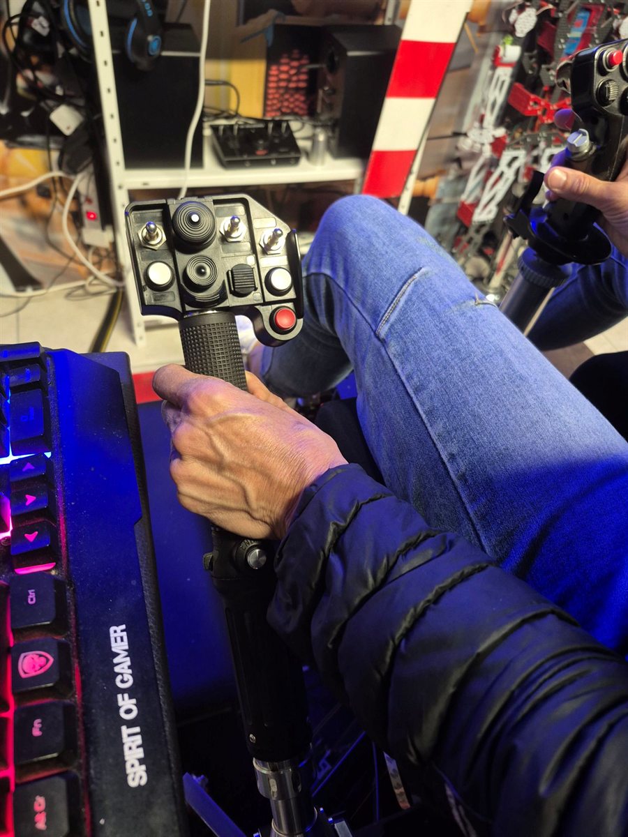 Levier de pas collectif VIRPIL du simulateur d’hélicoptère, avec ses boutons de commande