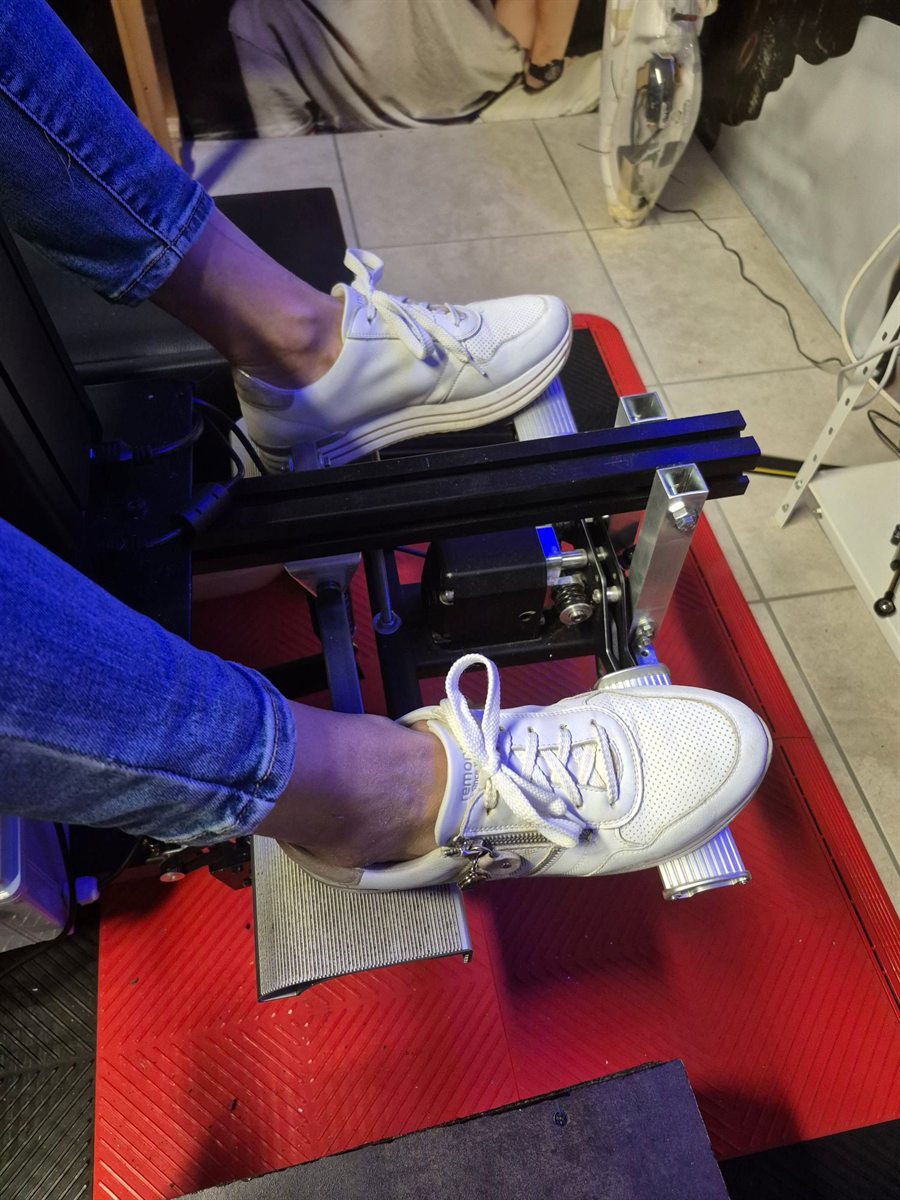 Pieds du pilote sur le palonnier du simulateur de vol hélicoptère HélicoSimu