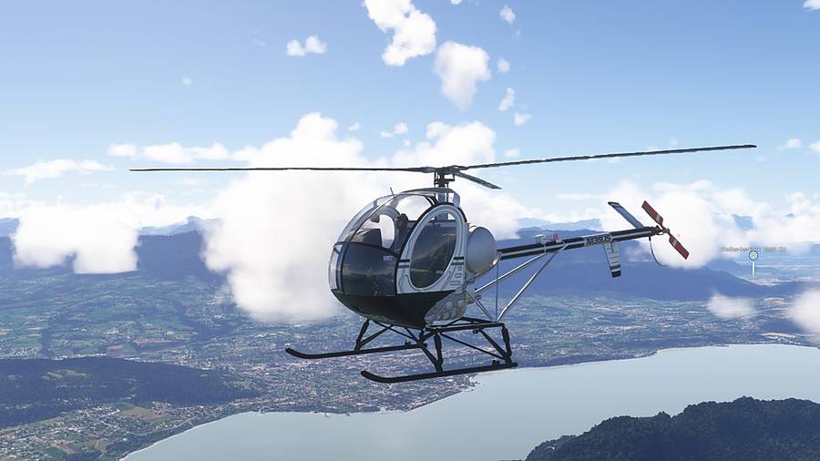 Schweizer 300 en vol au-dessus du lac du Bourget, sur le simulateur de vol hélicoptère HélicoSimu