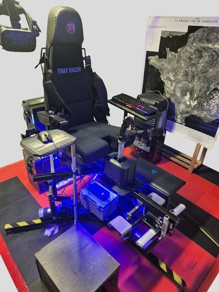 Siège et commandes du simulateur d’hélicoptère HélicoSimu vus de face, devant la carte de France par satellite