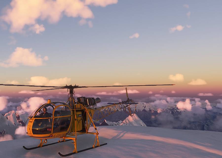 Vol libre en hélicoptère au-dessus des sommets enneigés au coucher du soleil, sur le simulateur de vol hélicoptère HélicoSimu